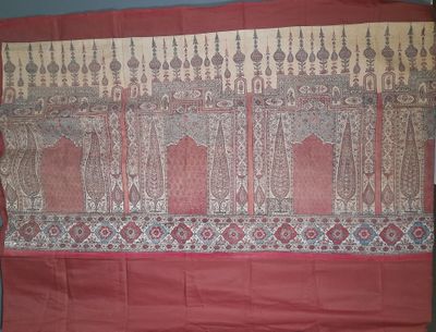 un gros plan sur un tissu rouge orné d'un motif
