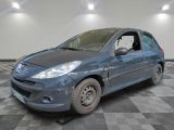 la photo d'une petite voiture bleue dans une pièce
