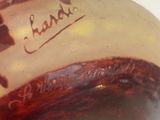 gros plan d'un vase en verre avec une inscription dessus