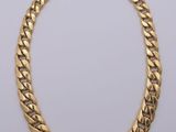 un collier en or sur fond blanc