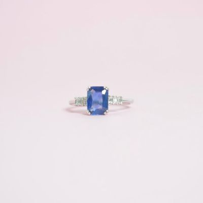 Bague de style "Art Déco" en or blanc 18K (750/oo), sertie d…