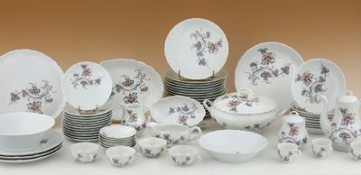 beaucoup d'assiettes et de bols sur une table