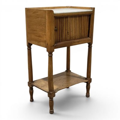 l'image d'une petite table en bois surmontée d'un tiroir
