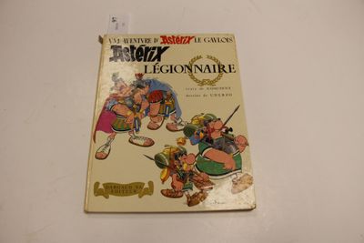 une image représentant un livre posé sur une table, sur lequel figure une illustration de personnages de dessins animés