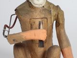 une statue représentant un singe tenant un marteau à la main