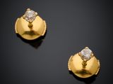 une paire de boucles d'oreilles en or et diamants