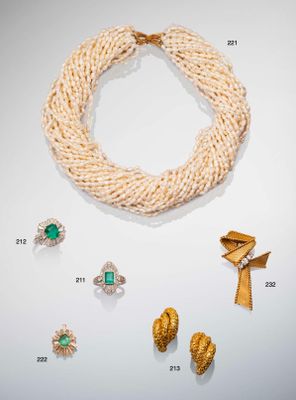 un assortiment de bijoux comprenant un collier, un bracelet et des boucles d'oreilles