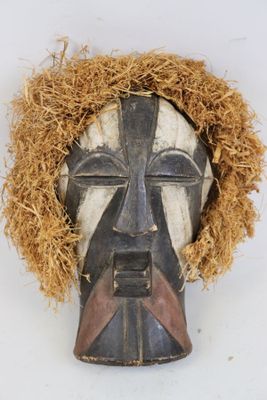 Masque Songye, RDC. Bois,pigments, fibres végétales.