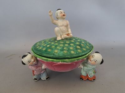 une petite figurine assise sur le dos d'une tortue