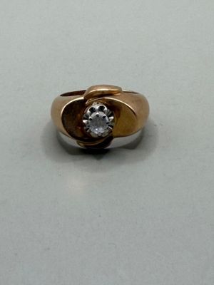 l'image d'une bague ornée d'un diamant