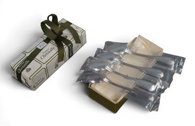 un paquet de préservatifs et un paquet de préservatifs posés sur une surface blanche