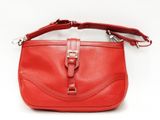 un sac à main en cuir rouge muni d'un fermoir en métal
