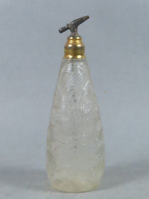 une image représentant une bouteille en verre avec un bouchon doré