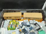 une boîte remplie de Lego posée par terre