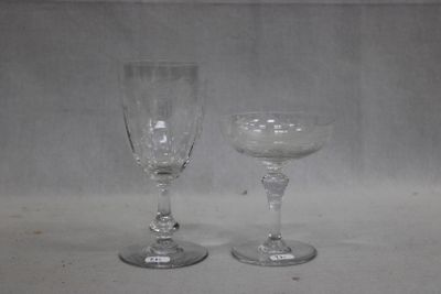 deux verres à vin vides posés l'un à côté de l'autre sur une table