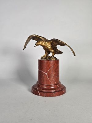 une image représentant une statue d'aigle posée sur un socle de marbre
