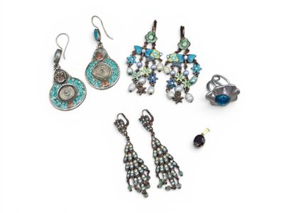 trois paires de boucles d'oreilles et une bague posées sur un fond blanc