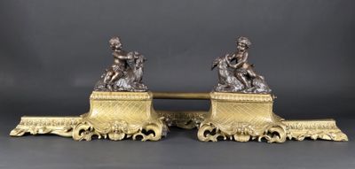 Paire de chenets en fonte et bronze représentant des enfants… - Photo 1