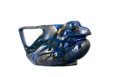 un vase bleu en forme de grenouille