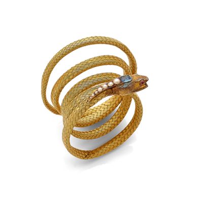 une image représentant une bague en forme de serpent en or sur fond blanc