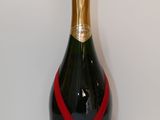 La bouteille de champagne est posée sur la table, prête à être servie.