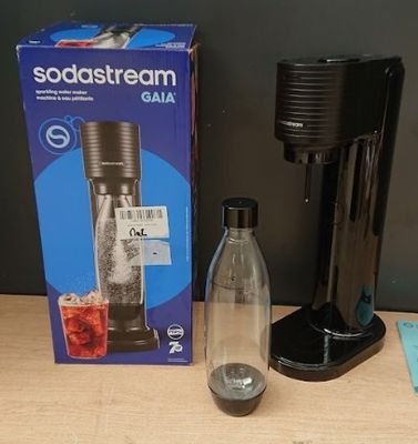 un appareil SodaStream posé à côté d'un distributeur de soda sur une table