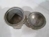 deux tasses en argent posées sur une table