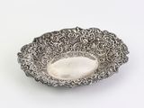 une assiette en argent antique sur fond blanc avec un fond blanc