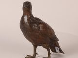 statue en bronze représentant un oiseau sur fond blanc