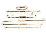 un gros plan sur un ensemble de bracelets en or sur fond blanc