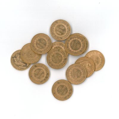 quelques pièces sont empilées les unes sur les autres sur une surface blanche
