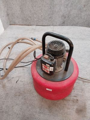une machine rouge posée sur le sol