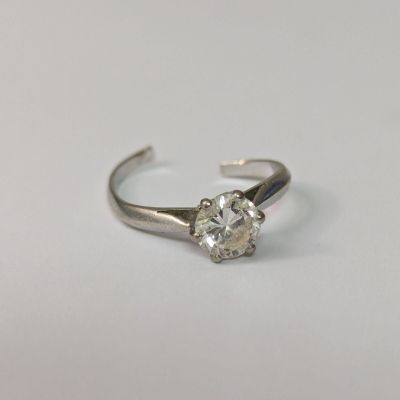 gros plan d'une bague en diamant sur une surface blanche