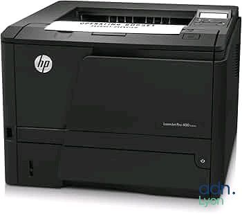 L'imprimante laser HP est posée sur une surface blanche