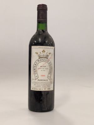 une bouteille de vin posée sur une table