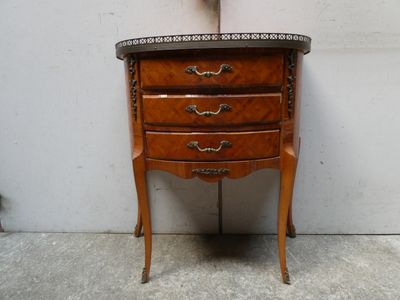 Petite commode en marqueterie, ouvrant à 3 tiroirs, plateau …