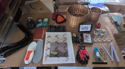 un bureau sur lequel se trouvent de nombreuses fournitures de loisirs créatifs