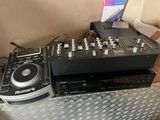une table de mixage et un lecteur CD posés sur une table