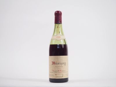 la bouteille de vin est posée sur une surface blanche