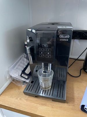 une machine à café posée sur un comptoir