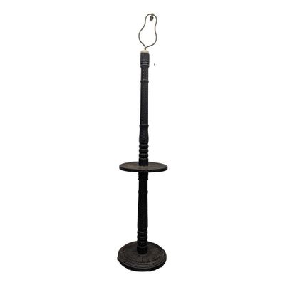 lampadaire en fer forgé avec un pied noir et un bougeoir