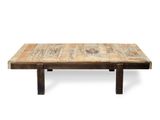 une table en bois avec un plateau en carrelage sur fond blanc