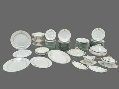 de nombreux types d'assiettes et de bols différents sur la table
