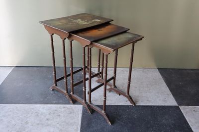 deux tables posées sur un sol en damier