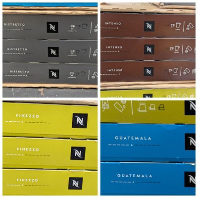 quatre paquets de cigarettes différents sont empilés les uns sur les autres