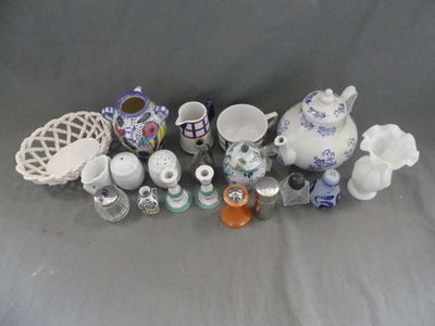 de nombreux types de vases et de bols sur la table