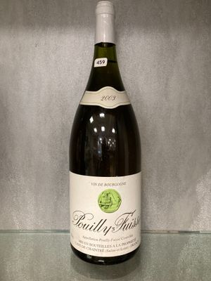 une bouteille de vin posée sur une étagère en verre