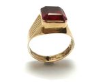 une image représentant une bague en or sertie d'une pierre rouge