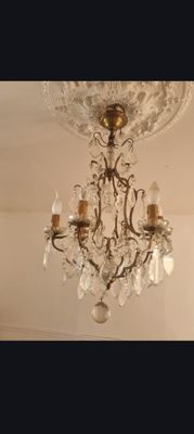 un lustre suspendu au plafond d'une pièce