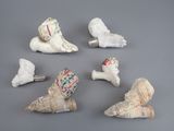 Plusieurs pièces de poterie sont disposées en cercle sur une surface grise